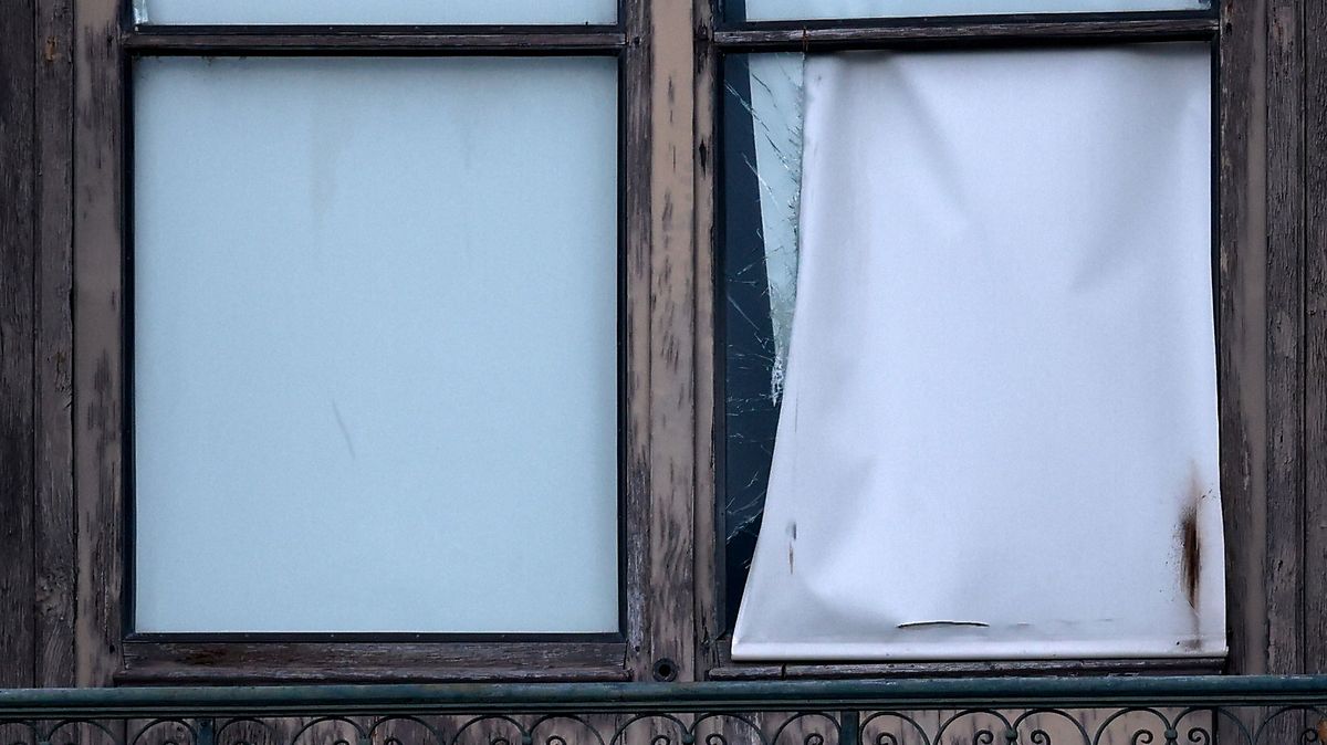 Fotky z vykradeného Louvru: Zloději zřejmě použili žebřík a rozbili okno